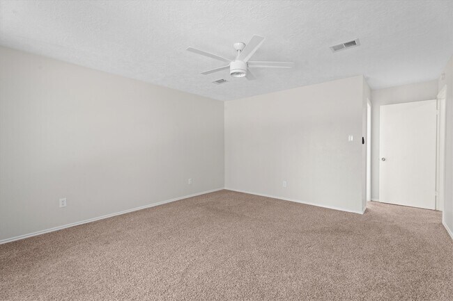 Building Photo - 16015 Southampton Dr