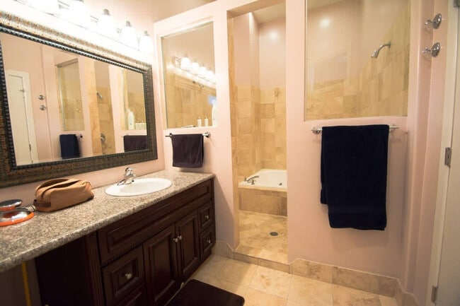 Building Photo - 1541 N Milwaukee Ave