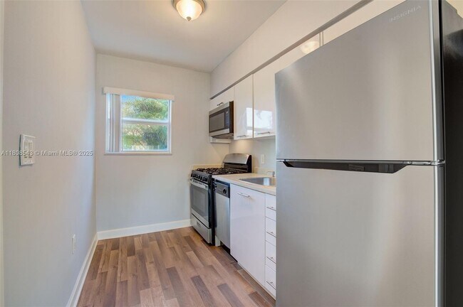 Building Photo - 8000 NE Bayshore Ct