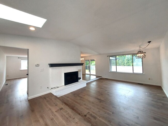 Building Photo - Charming and One of a Kind Three Bedroom