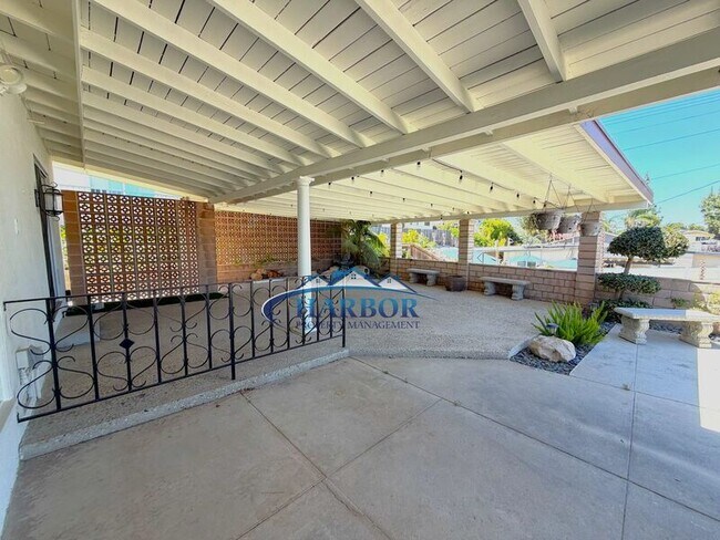 Building Photo - 1630 Miracosta St