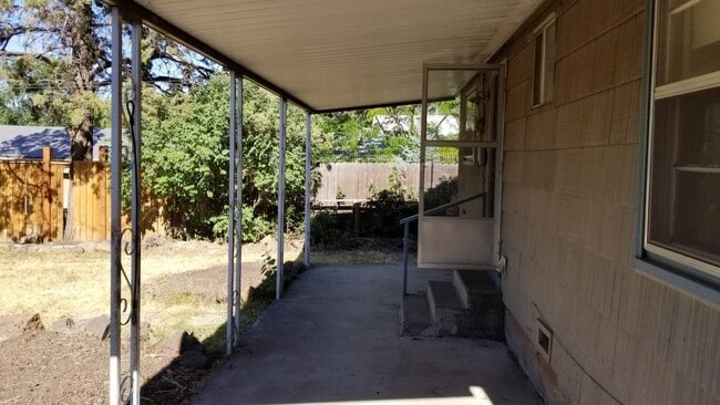 Building Photo - VIDEOTOUR: Don't Blink, This will be gone! PETS WELCOME