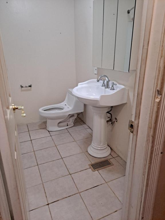 Building Photo - 758 S Huth Rd