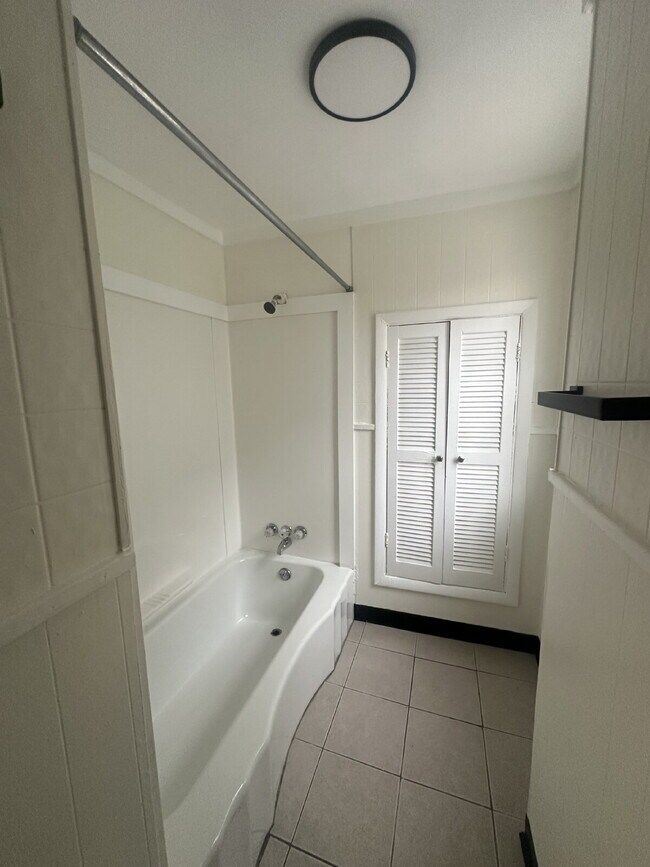 Building Photo - Beautiful 3 bedroom home located on Myrtle Hill Park!