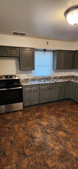 Building Photo - 2172 S 66th St