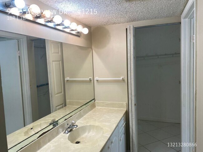 Building Photo - 9755 Westview Dr
