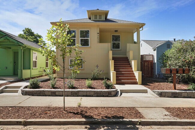Building Photo - Beautifully updated 2/1 in North Oak Park! Located Close to UC Davis Med Center + MgGeorge Law Sc...