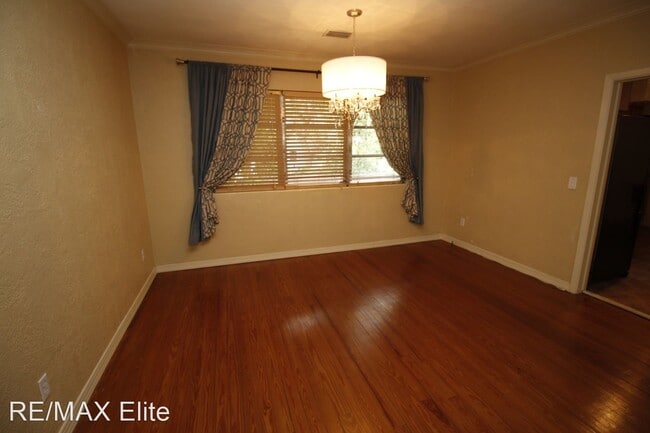 Building Photo - 3 br, 2 bath House - 2108 Oak St