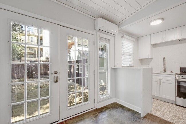 Building Photo - 403 E 32nd St