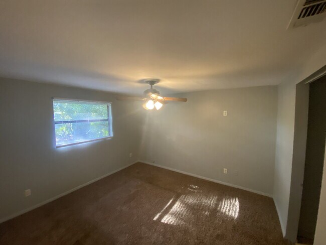 Building Photo - "Charming 1-Bedroom Retreat with Full Bath...