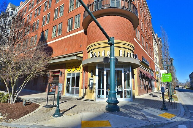 Building Photo - GREAT LOCATION!! Stunning 3BD/3.5BA luxury 4-level townhouse!