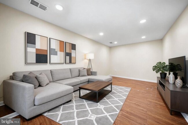 Building Photo - 813 Delafield St NE