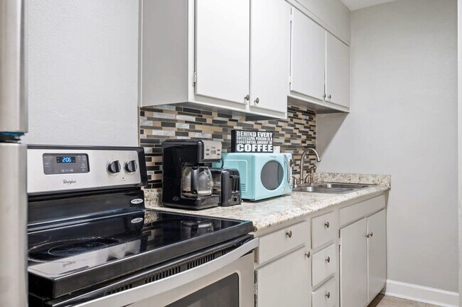 Building Photo - 300 W Peachtree St NW