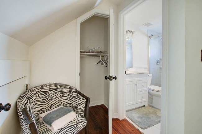 Building Photo - 342 King St