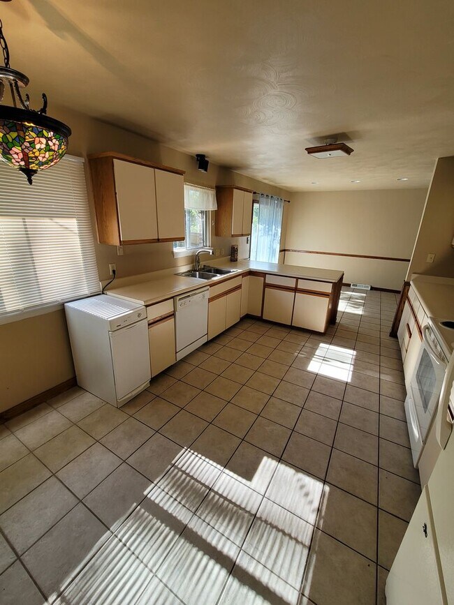 Building Photo - Great 5br/2ba House in NE Colorado Springs. Near UCCS