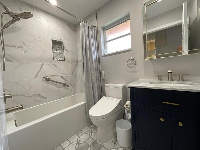Building Photo - 5574 Royal Lake Cir