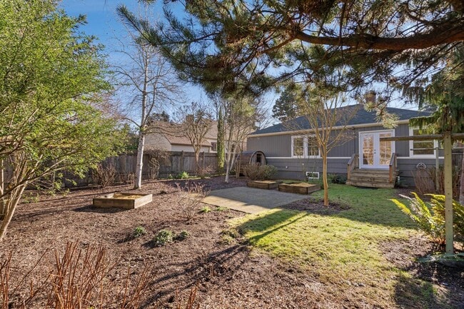 Building Photo - Adorable 2-bdrm/1-bath mid-century modern. Private backyard, sauna, washer/dryer, & more!