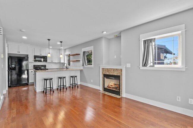 Building Photo - 2bd/1.5ba Seattle Townhouse
