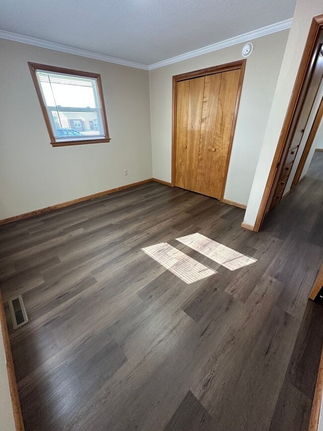 Building Photo - 4 Bedroom, 1.5 Bathroom Updated House