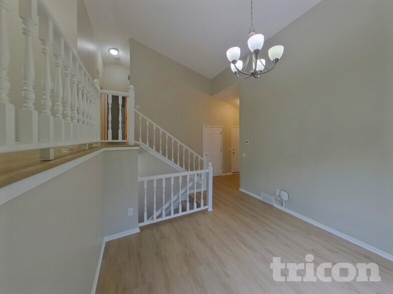 Building Photo - 4448 Hamilton Dr