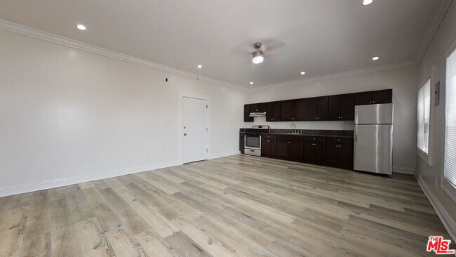 Building Photo - 1117 S Westlake Ave