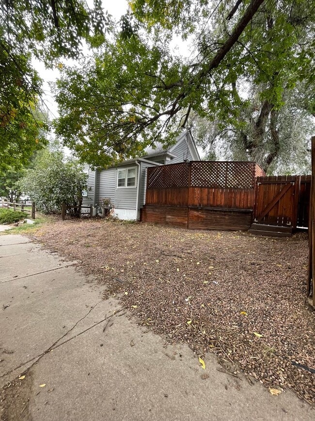 Building Photo - 402 W Dale St