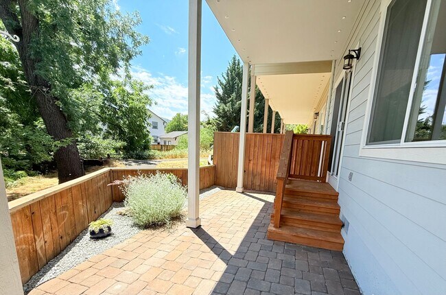 Building Photo - Elegant Townhome – 2 Primary Suites, balco...