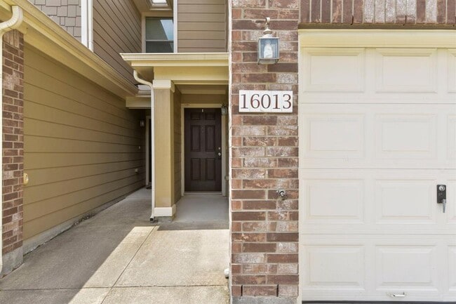 Building Photo - 16013 Sweetwater Fields Ln
