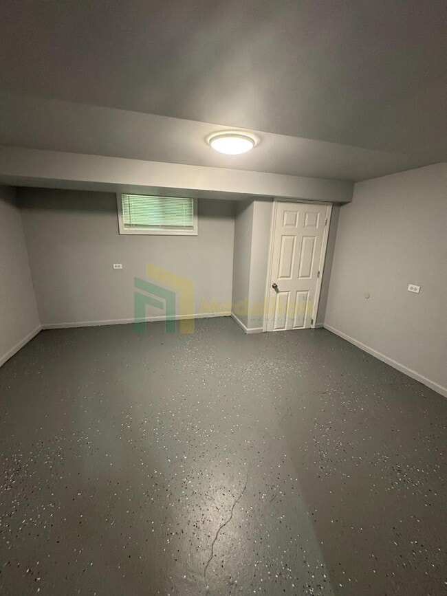 Building Photo - Brick Bungalow 4 bed 2 bath + Bonus area i...