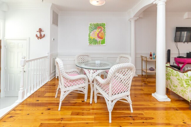 Building Photo - Lovely Townhome Available In Yacht Cove