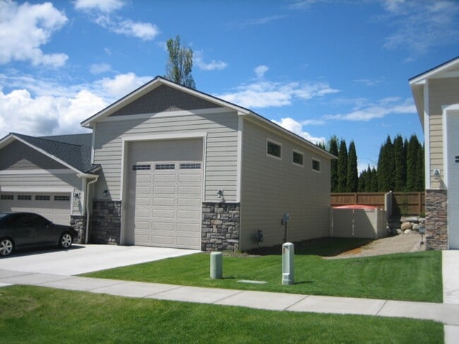 Building Photo - CDA Home w/ 22X45 RV Garage/Shop!