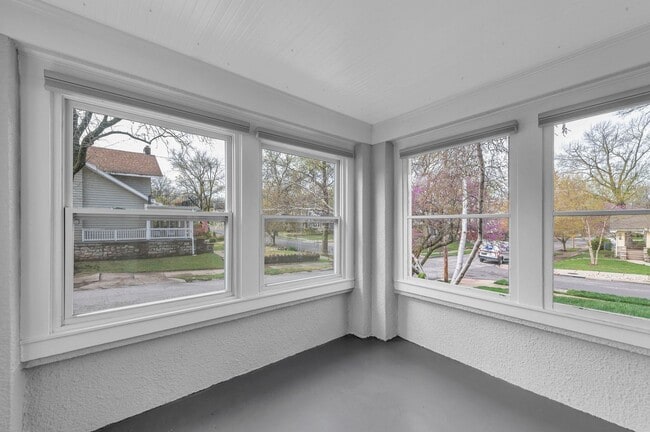 Building Photo - Gorgeous East Crestwood Home