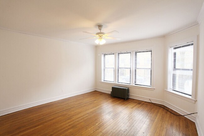 Building Photo - 2538 W Sunnyside Ave