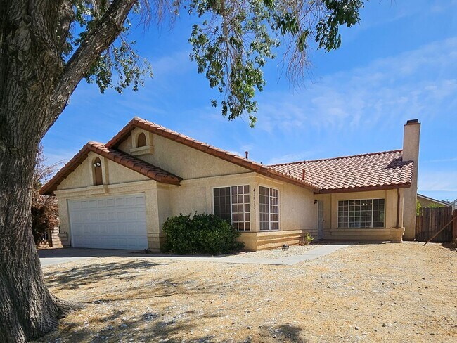Building Photo - New Listing!