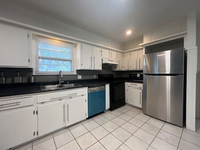 Building Photo - Newly remodeled 3/2/2 in north Lubbock!  M...