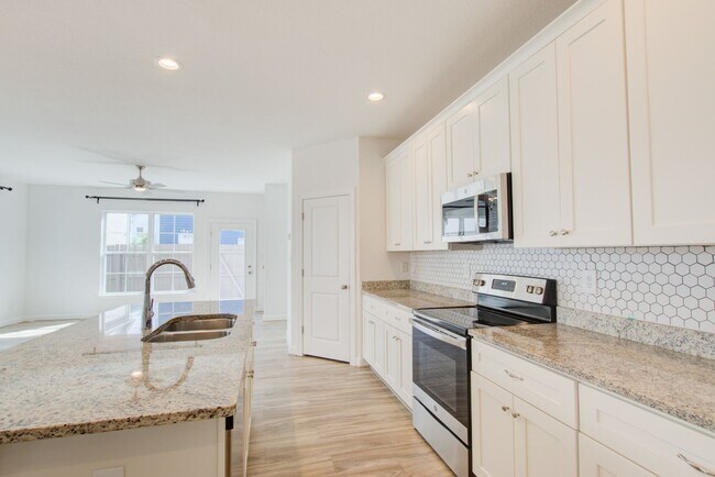 Building Photo - Like New End Unit Condo, 3 Bed 2.5 Bath