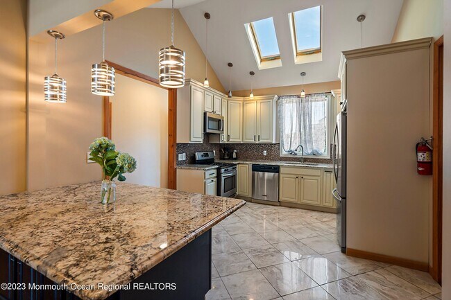 Building Photo - 18 Halsey Dr