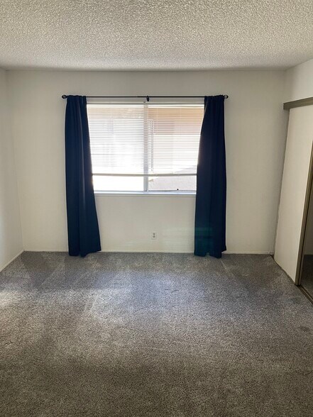 Large Master bedroom - 2595 El Portal Dr