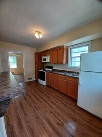 Building Photo - 4 Bedroom House with a Detached Garage