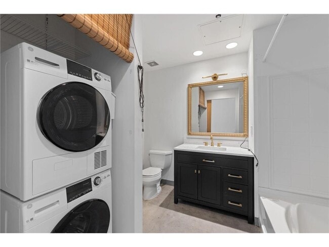 Building Photo - 700 N Washington Ave