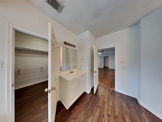 Building Photo - 3719 Pine Lake Dr