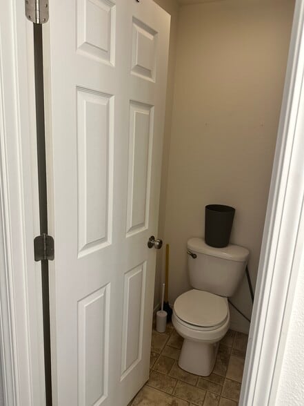 En-suite bathroom - 1096 Longbow Ln