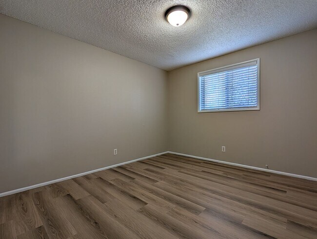 Building Photo - Bright 3 bedroom/ 1 bathroom Duplex with a fireplace and covered parking!