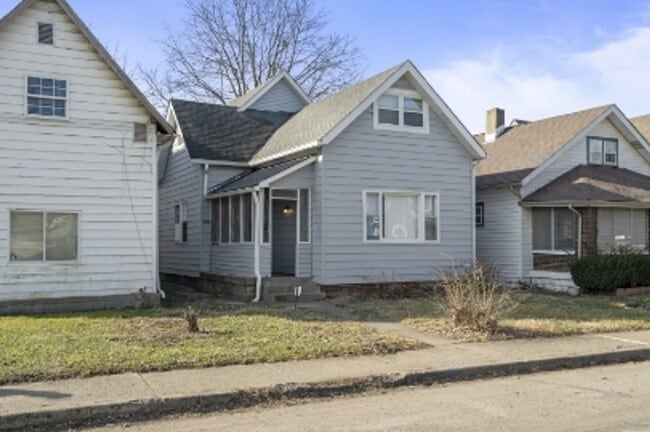 Building Photo - Accepting Section 8! 4 Bed 2 Bath!