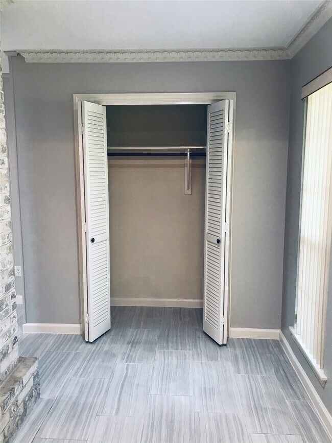 Building Photo - 3110 Springhill Dr