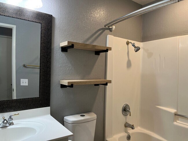 Building Photo - 4-Bedroom Home in Hesperia!