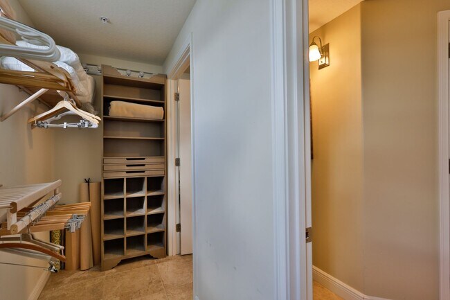 Building Photo - Oceanfront Condo 2 bed/ 2ba Beautifully Decorated and Furnished