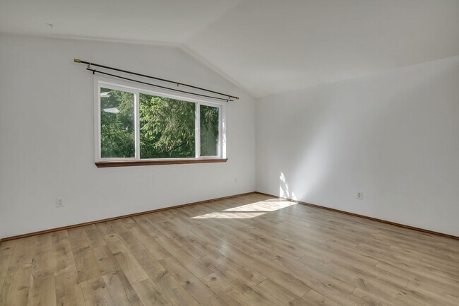 Building Photo - 3-bedroom, 2.5-bathroom home located in Fe...