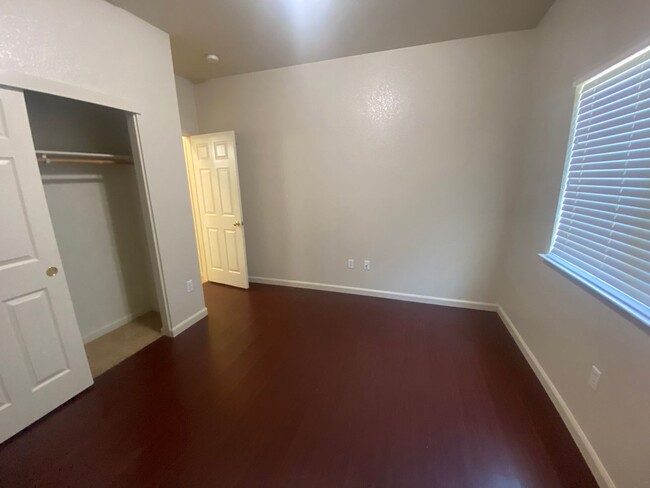 Building Photo - Charming 3 bed/3 full bath with Loft in St...