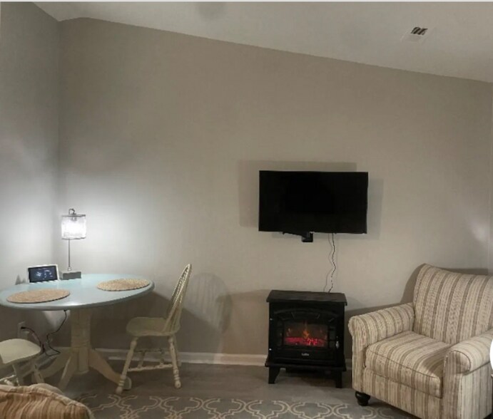 Building Photo - 916 Kyle Ave NE